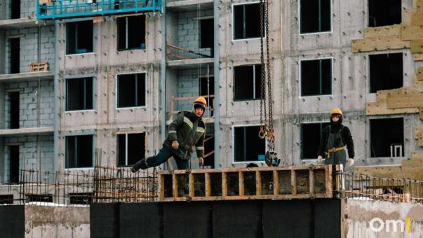 Стало известно, сколько квартир построили в Омской области в 2025 году