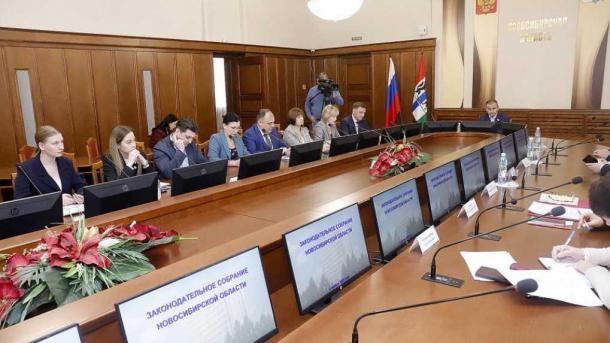 В Заксобрании НСО рассмотрят введение новых наград для волонтеров СВО