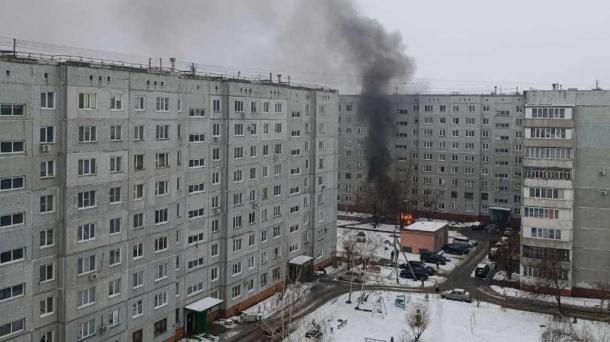 В Омске на парковке многоэтажки загорелась машина