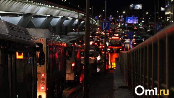 Омск встал в огромных пробках перед выходными: где труднее всего проехать?