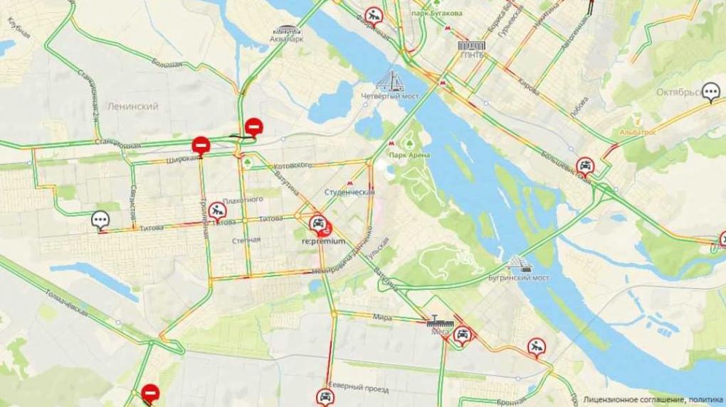 Сильные пробки сковали Новосибирск из-за снегопада