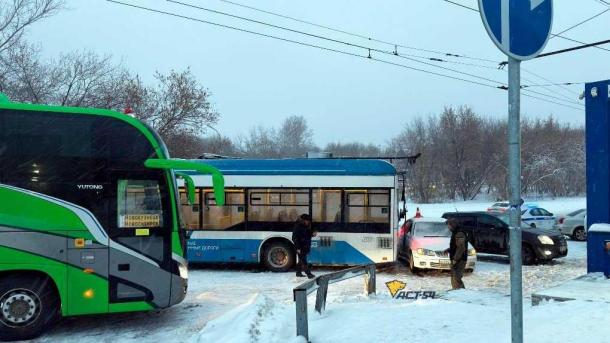 Массовое ДТП с участием троллейбуса произошло в Новосибирске