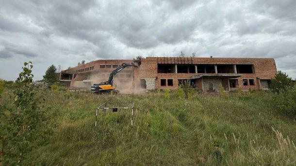 Омичам показали, как сносят старые здания аэропорта «Омск-Фёдоровка»