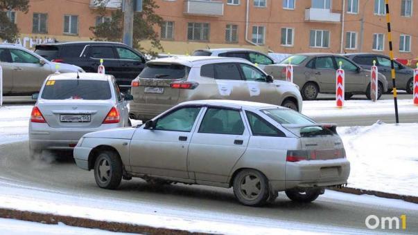 Омск встал в серьёзных пробках в первый рабочий день недели