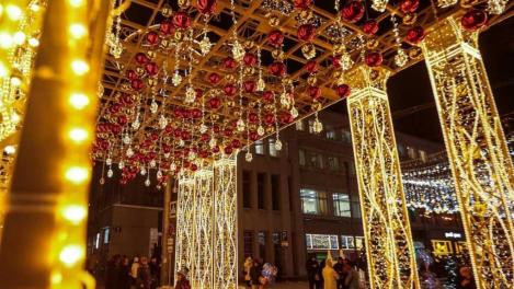 На главной улице Новосибирска начали устанавливать новогоднюю иллюминацию