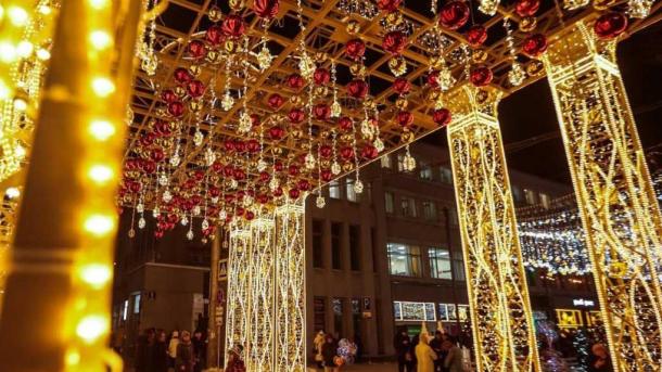 На главной улице Новосибирска начали устанавливать новогоднюю иллюминацию