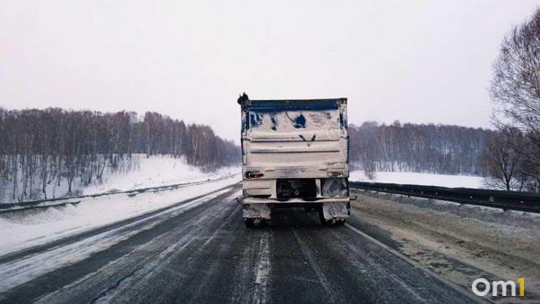На трассе Тюмень — Омск водитель легковушки погиб после столкновения с грузовиком