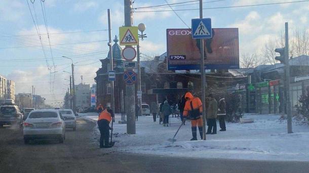 Из Омска за выходные вывезли 400 кубометров снега