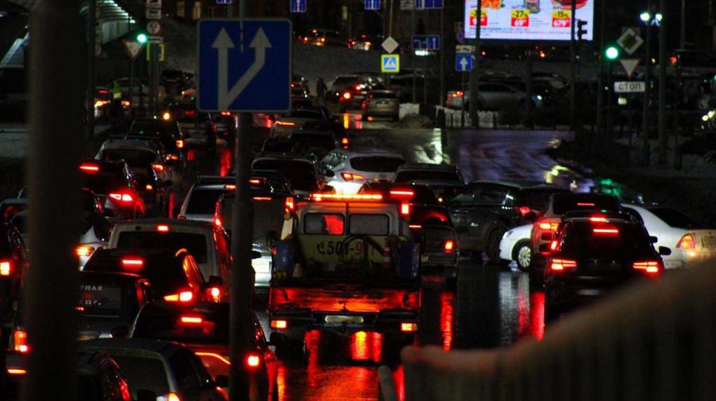Новосибирск встал: пробка в 10 баллов растянулась на 2 км