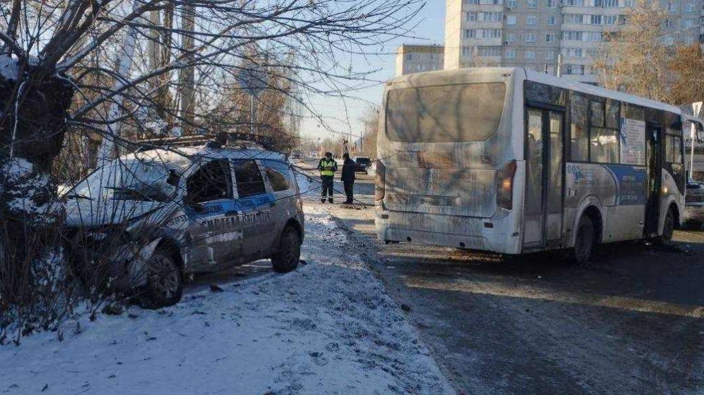В ДТП с автобусом в Омске пострадали два человека