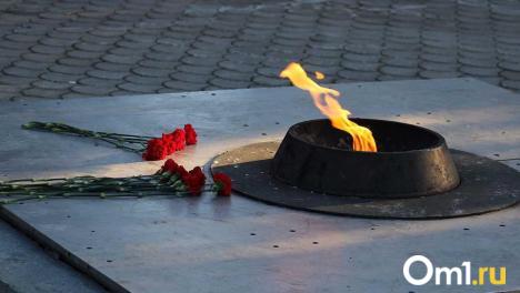 В омском сквере Борцов Революции вновь зажгли Вечный огонь