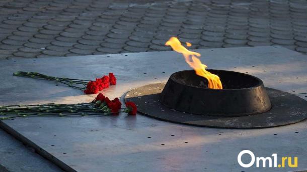 В омском сквере Борцов Революции вновь зажгли Вечный огонь