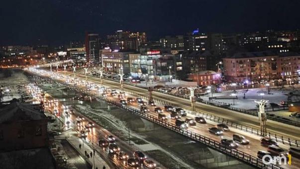 Пробки на 10 баллов: в Омске второй день подряд наблюдаются серьёзные заторы на дорогах