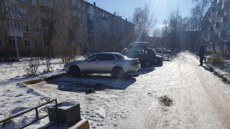 Омские приставы обязали снести незаконные парковочные барьеры во дворе на 22 Апреля