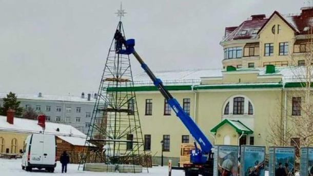 На территории «Омской крепости» начали устанавливать новогоднюю ёлку