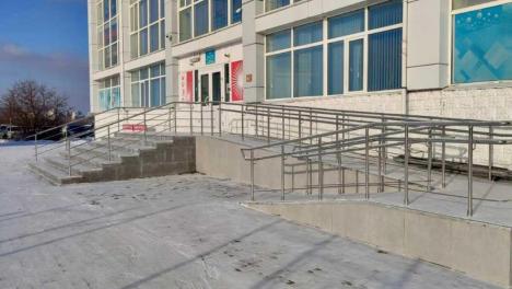 У бассейна «Пингвин» появилось новое крыльцо