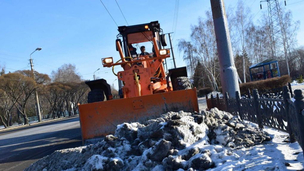 Более тысячи единиц спецтехники выехало на улицы Новосибирской области из-за непогоды