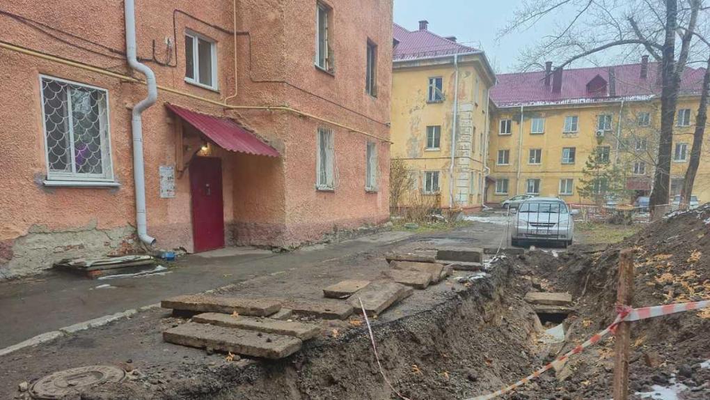 В Нефтяниках с октября не могут зарыть траншею: к делу подключился следком