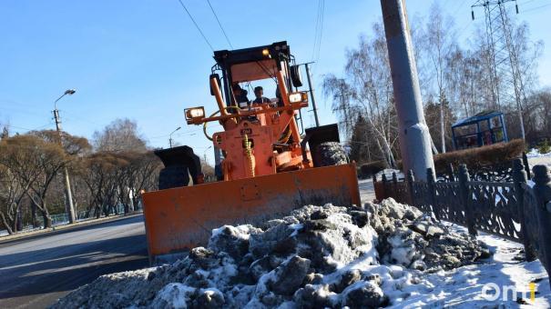 Почти 1000 единиц спецтехники убирают дороги Новосибирской области от снега