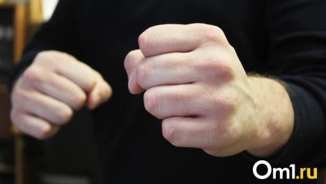 Омич заплатит 73 тысячи за то, что распускал кулаки в присутствии дамы