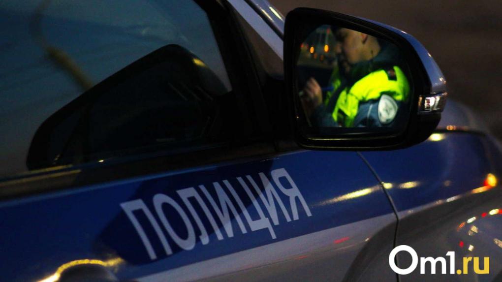 Спасли из искорёженной машины: в Новосибирске на крышу перевернулся Mercedes Gelandewagen