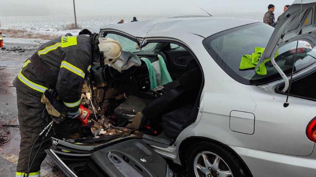 После ДТП на омской трассе водителя пришлось спасать специнструментом