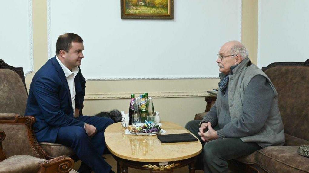 Хоценко встретился с Никитой Михалковым после показов спектакля «12» в Омске