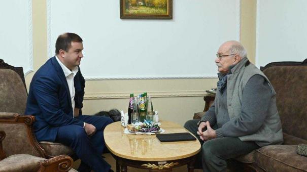 Хоценко встретился с Никитой Михалковым после показов спектакля «12» в Омске