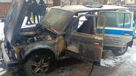 Заставили мошенники: в Омске мужчина поджёг служебный автомобиль