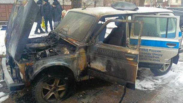 Заставили мошенники: в Омске мужчина поджёг служебный автомобиль