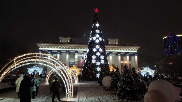 В Новосибирске установят 21-метровую новогоднюю ёлку — показываем, как она будет выглядеть