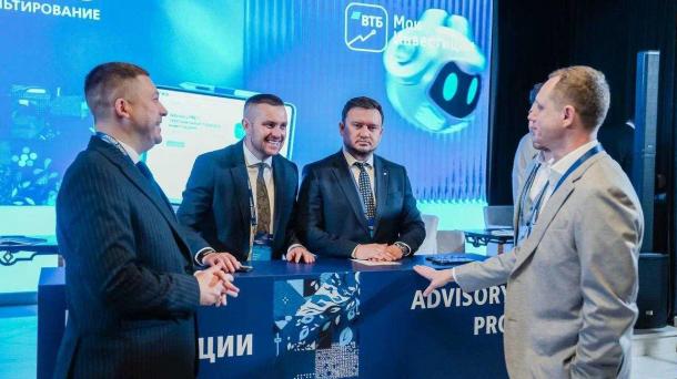 ВТБ: к концу 2025 года доллар может стабилизироваться до 82 рублей