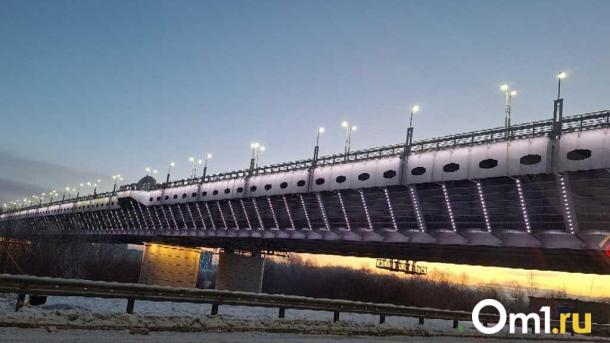 Компания из Подмосковья займется обслуживанием подсветки метромоста Омска