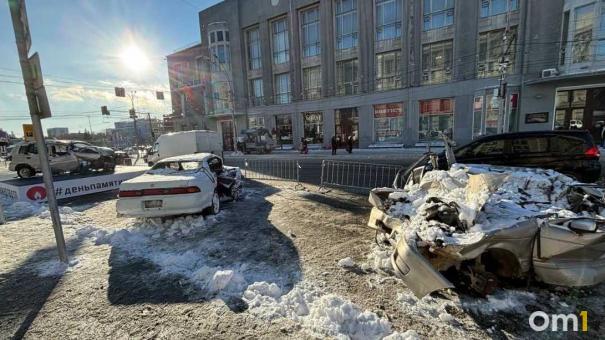 «Последняя парковка»: в Новосибирске установили разбитые автомобили в память о жертвах ДТП