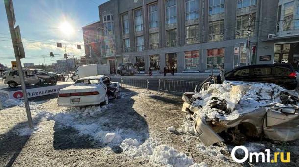 «Последняя парковка»: в Новосибирске установили разбитые автомобили в память о жертвах ДТП
