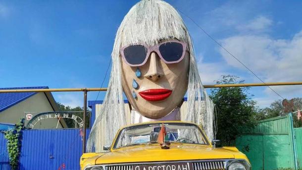 В Омской области появился арт-объект с кукольной головой известной певицы