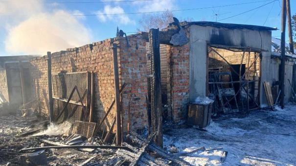 Росгвардейцы спасли спящих пенсионеров из горящего дома под Новосибирском