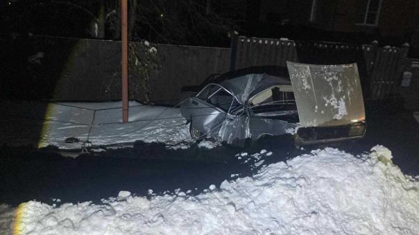 ВАЗ-2105 врезался в ЛЭП в Мошково: погиб пассажир, водитель скрылся