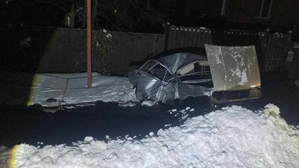 ВАЗ-2105 врезался в ЛЭП в Мошково: погиб пассажир, водитель скрылся