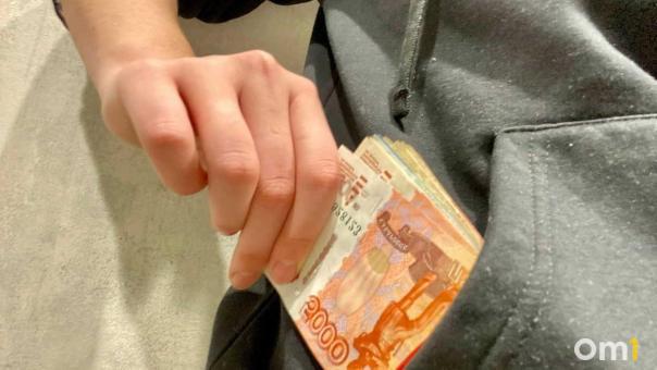 Омский травматолог отдал мошенникам за несуществующую посылку 360 тысяч рублей