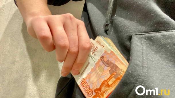 Омский травматолог отдал мошенникам за несуществующую посылку 360 тысяч рублей