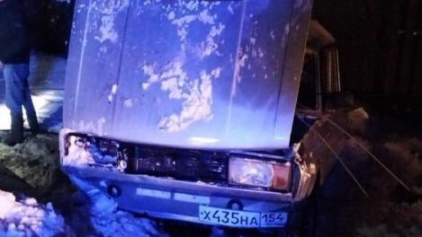 В Мошково 17-летний водитель без прав разбил угнанный ВАЗ: в аварии погиб пассажир