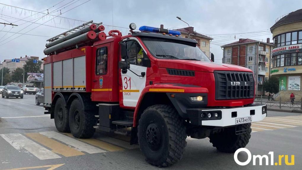 У омского автовокзала загорелся пассажирский автобус