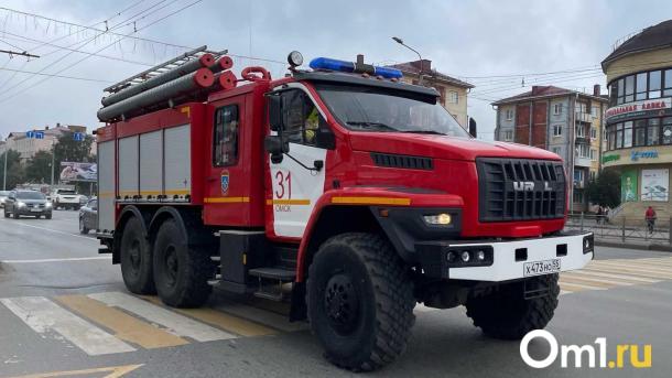 У омского автовокзала загорелся пассажирский автобус