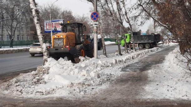 Более 70 тысяч кубометров снега вывезено с улиц Новосибирска за трое суток