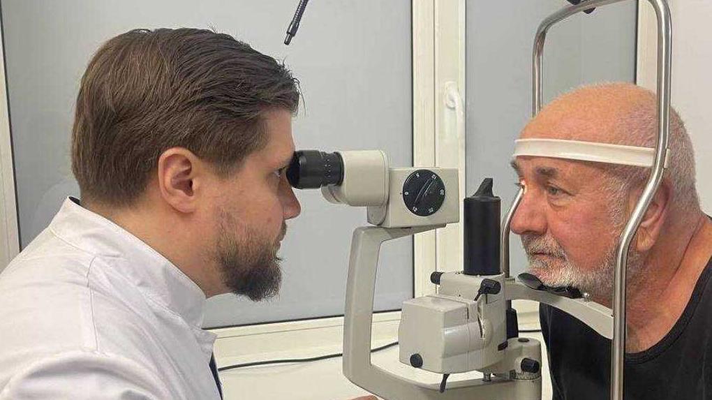 Омич проснулся утром и ослеп на один глаз: что произошло?