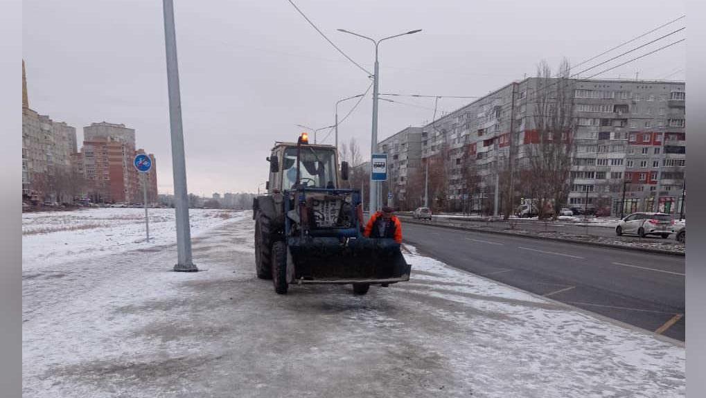232 человека и 211 машин вышли на уборку Омска от снега