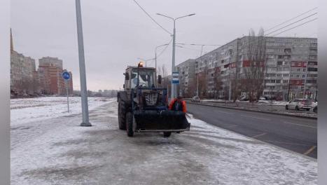 232 человека и 211 машин вышли на уборку Омска от снега