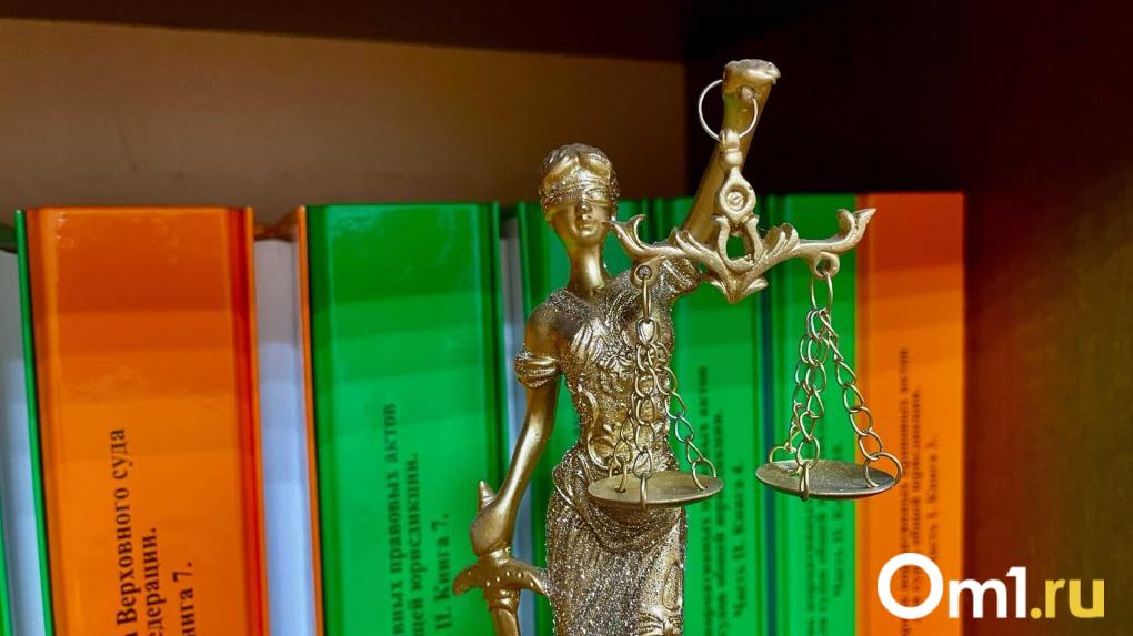 Суд заставил омича платить родной матери по 10 тысяч в месяц