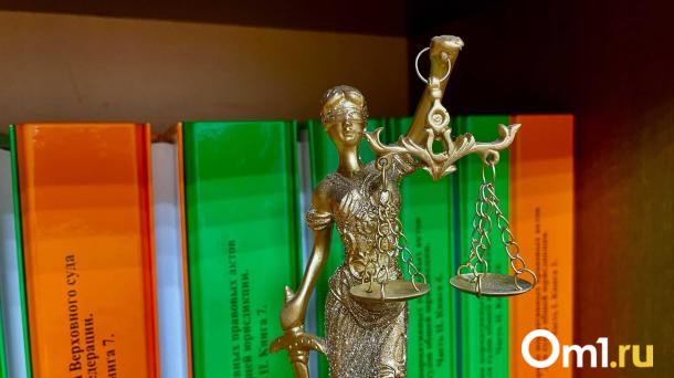 Суд заставил омича платить родной матери по 10 тысяч в месяц